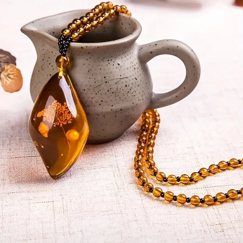 

An Ethnic Style Amber Pendant Necklace, Men's and Women's Fashion Jewelry Suitable for Daily Wear and Gift Giving