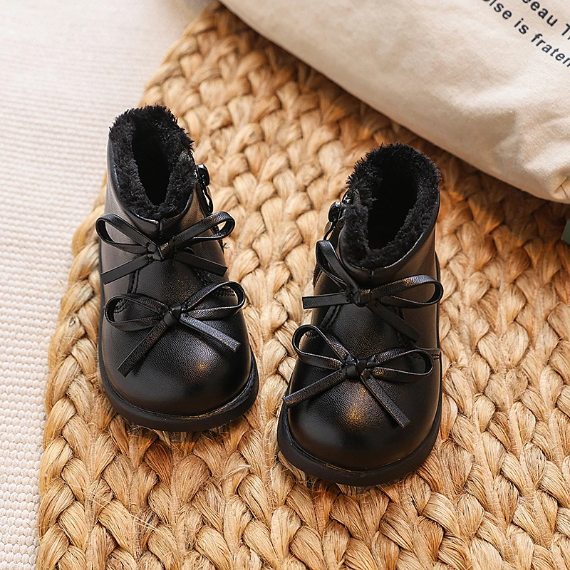

Милые детские короткие сапоги с простыми бантиками. Детские ботильоны с круглым носком. Новинка зимы 2024. Обувь для прогулок для малышей. Однотонная нескользящая обувь.
