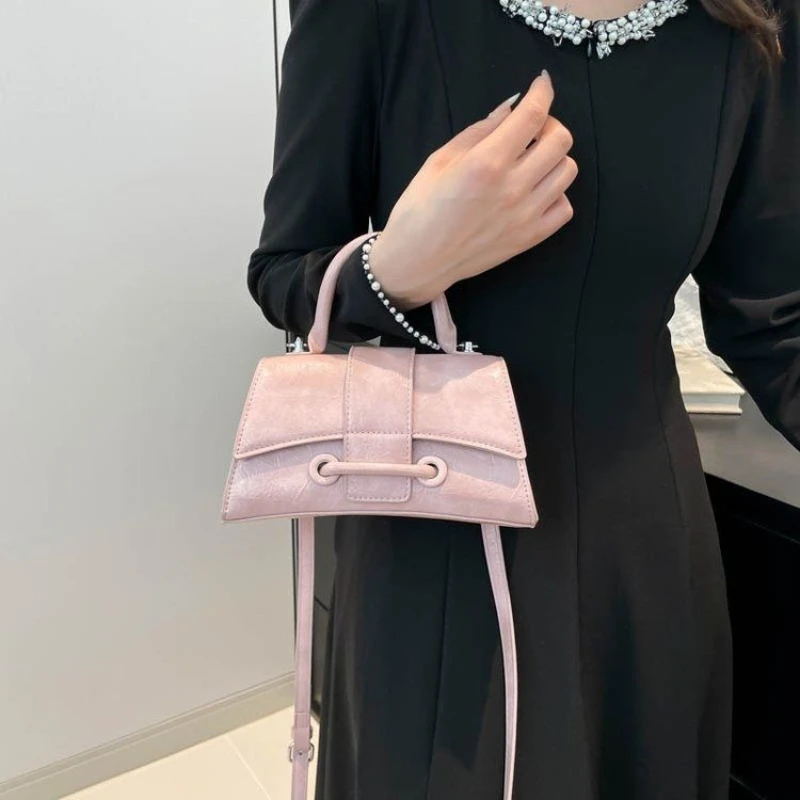 حقيبة سرج نسائية متعددة الاستخدامات لربيع 2026 على شكل ساعة رملية عصرية وعصرية بكتف واحد حقائب كروس للركاب #1