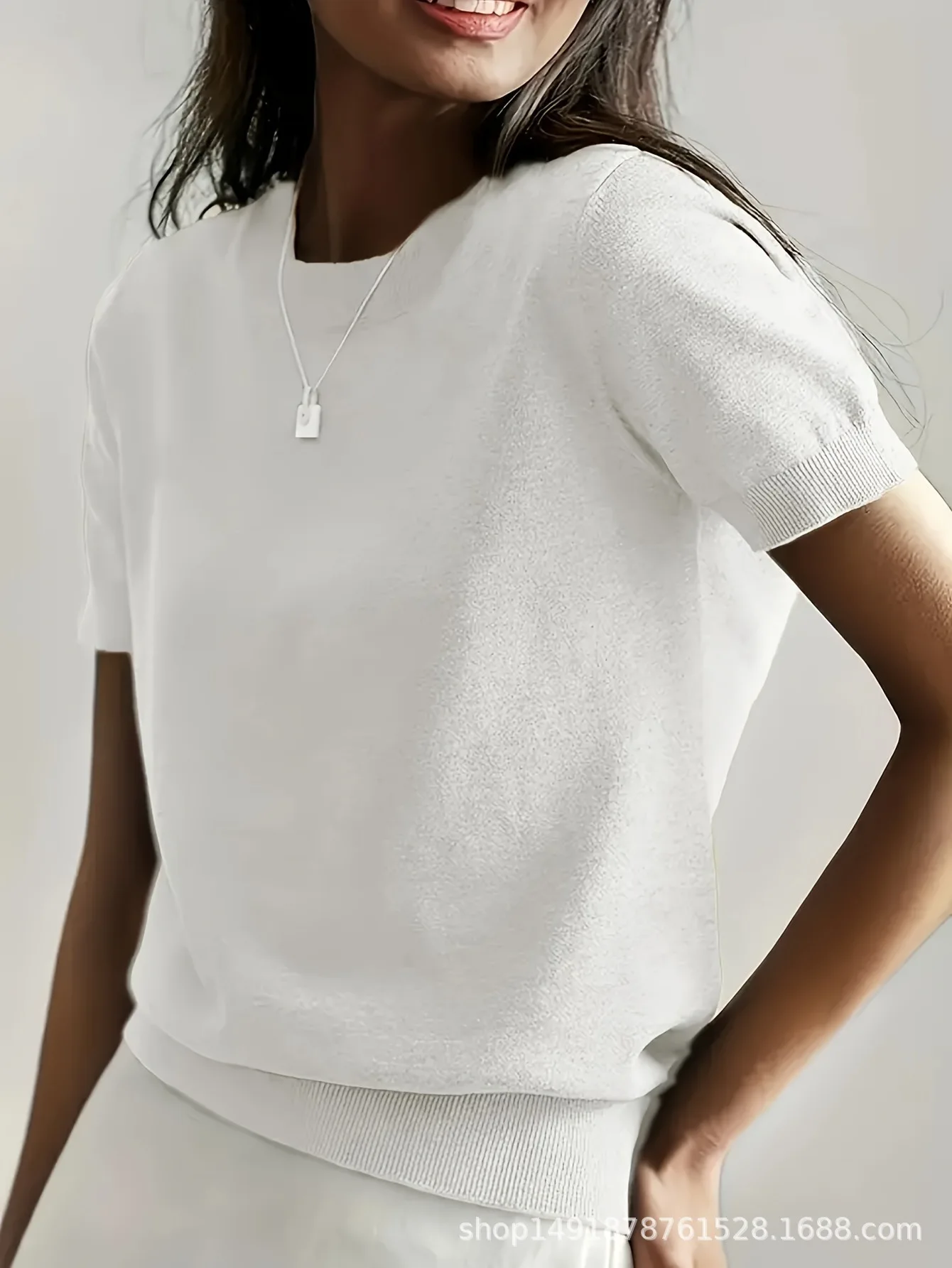 Rundhalspullover mit kurzen Ärmeln und einfarbigem Design für Damen, Frühlings- und Sommerstrickwaren, dünnes Design, neues, vielseitiges Top für den täglichen Gebrauch beim Camping