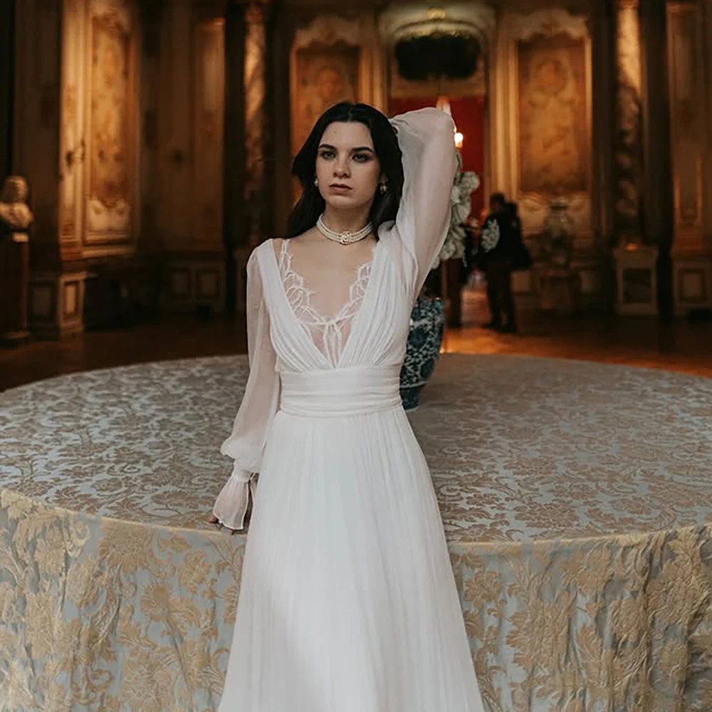 ชุดแต่งงานผ้าชีฟองไหมเซ็กซี่ คอเสื้อลูกไม้ลึก ทรงเอ แขนยาว กระโปรงพลีทแบบกำหนดเอง ชายกระโปรงทรงแปรง