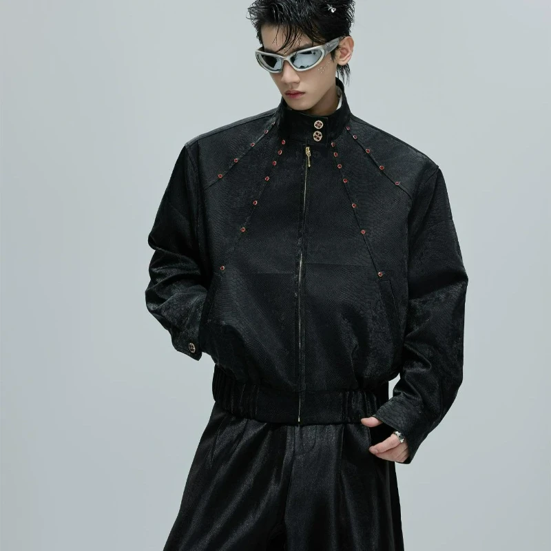 Una chaqueta corta de cuero con cuello alto y adorno de piedras preciosas para hombres primavera otoño 2026 con un sentido de diseño único