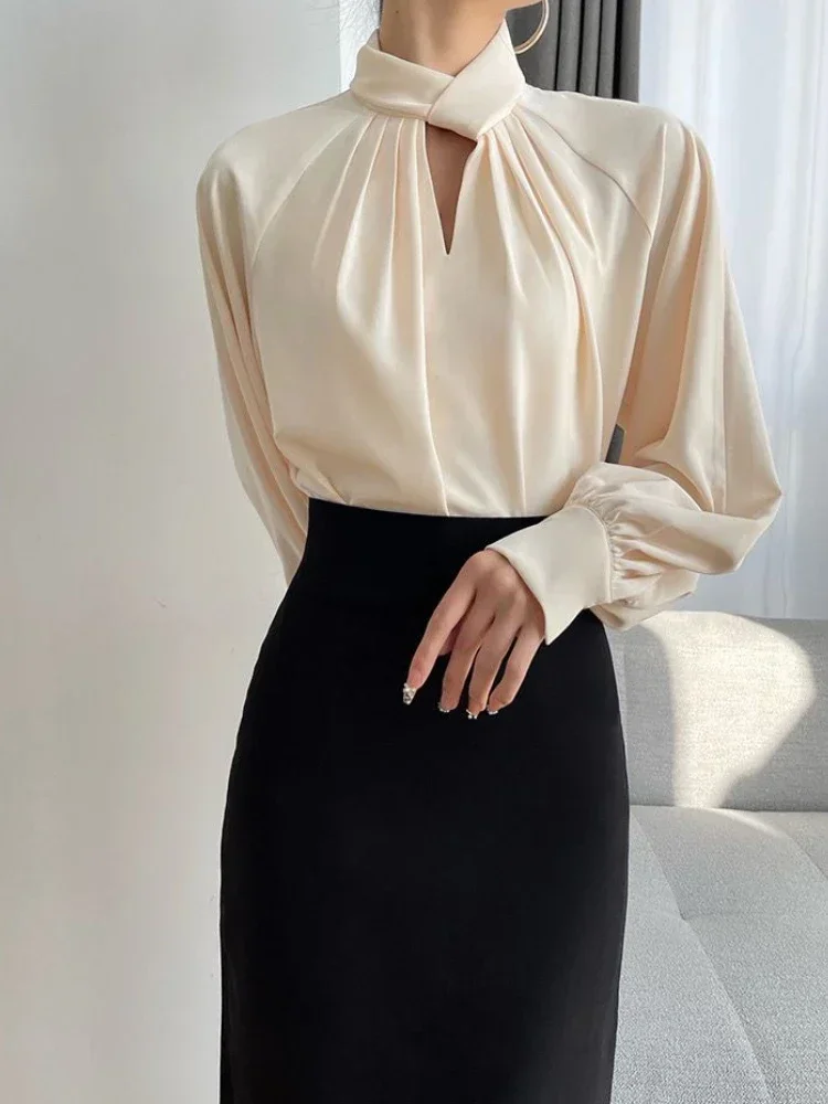 Camicetta da donna con colletto alla coreana e maniche a lanterna. Design dal temperamento elegante. Camicia da donna alla moda. Camicie larghe da donna da ufficio solide