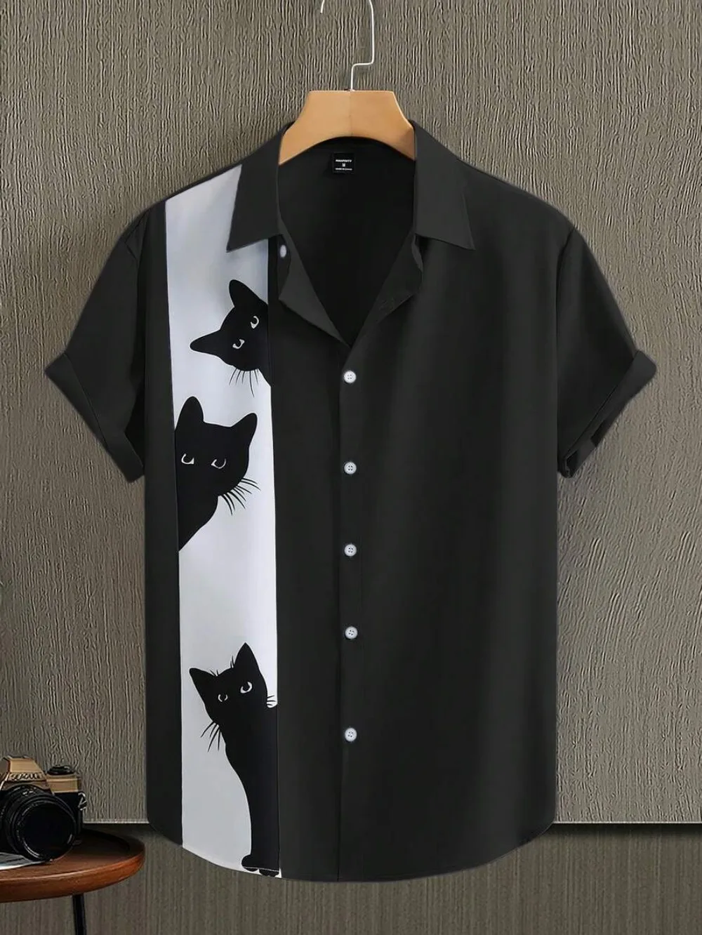 Men's cat themed printed short sleeved shirt, casual collar, loose fit, comfortable and fashionable men's shirt.