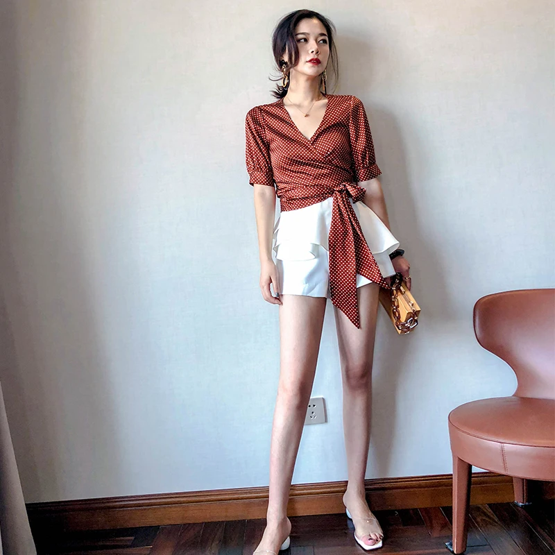 

Ретро-шик: женская блузка в горошек с V-образным вырезом, коротким рукавом, открытыми плечами, пуговицами и рукавами-фонариками, для повседневной носки