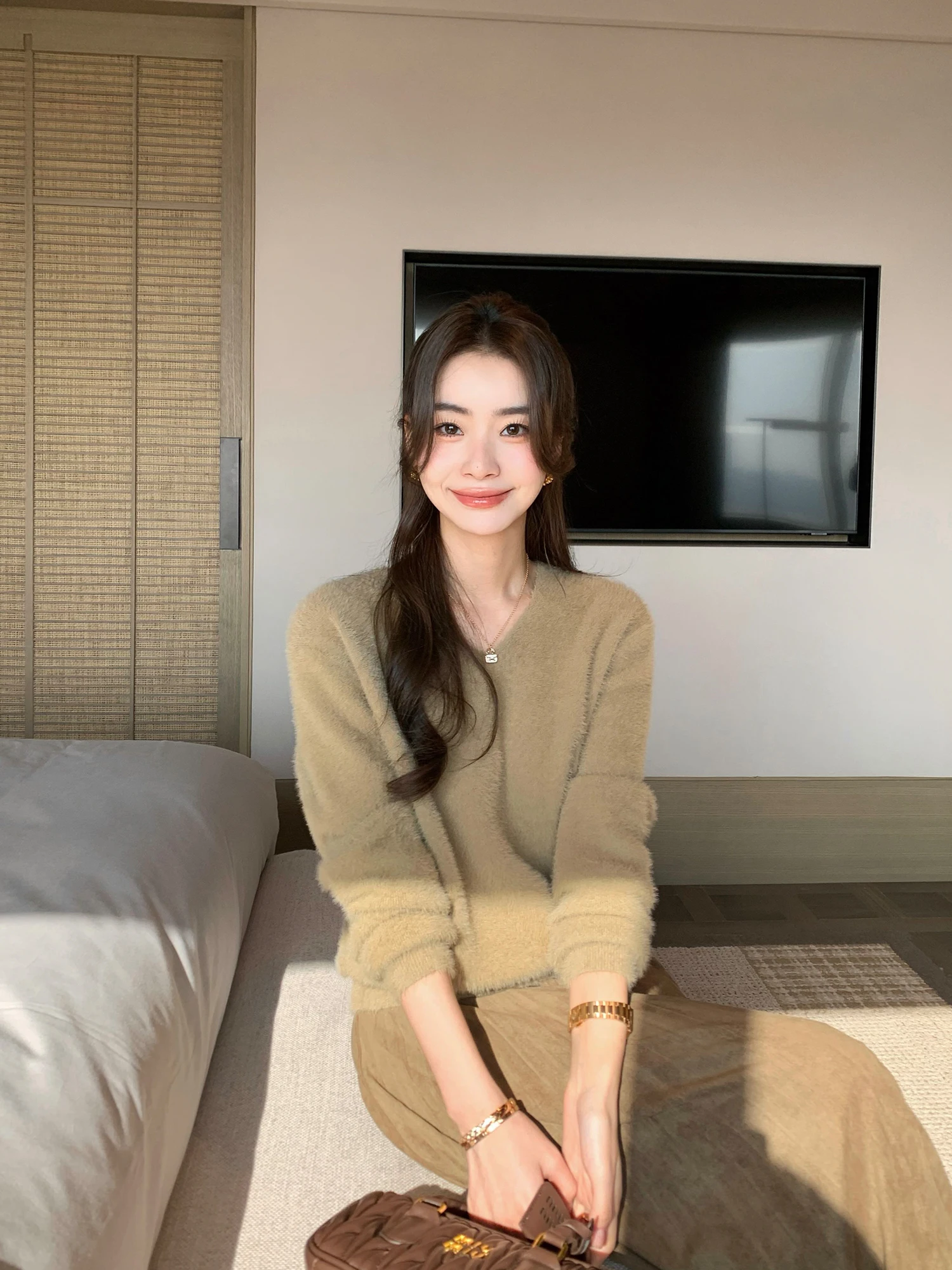 

Вязаный свитер Pusumede свободного кроя для женщин, с длинными рукавами, V-образным вырезом, теплый, с отделкой из искусственного меха, модный повседневный топ