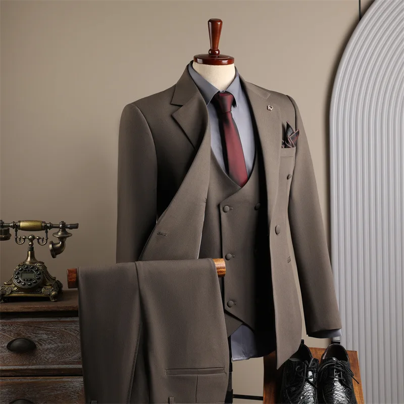 

Мужской костюм-тройка: однотонный пиджак, двубортный жилет, брюки прямого кроя. Мужской приталенный комплект для свадьбы и бизнеса.