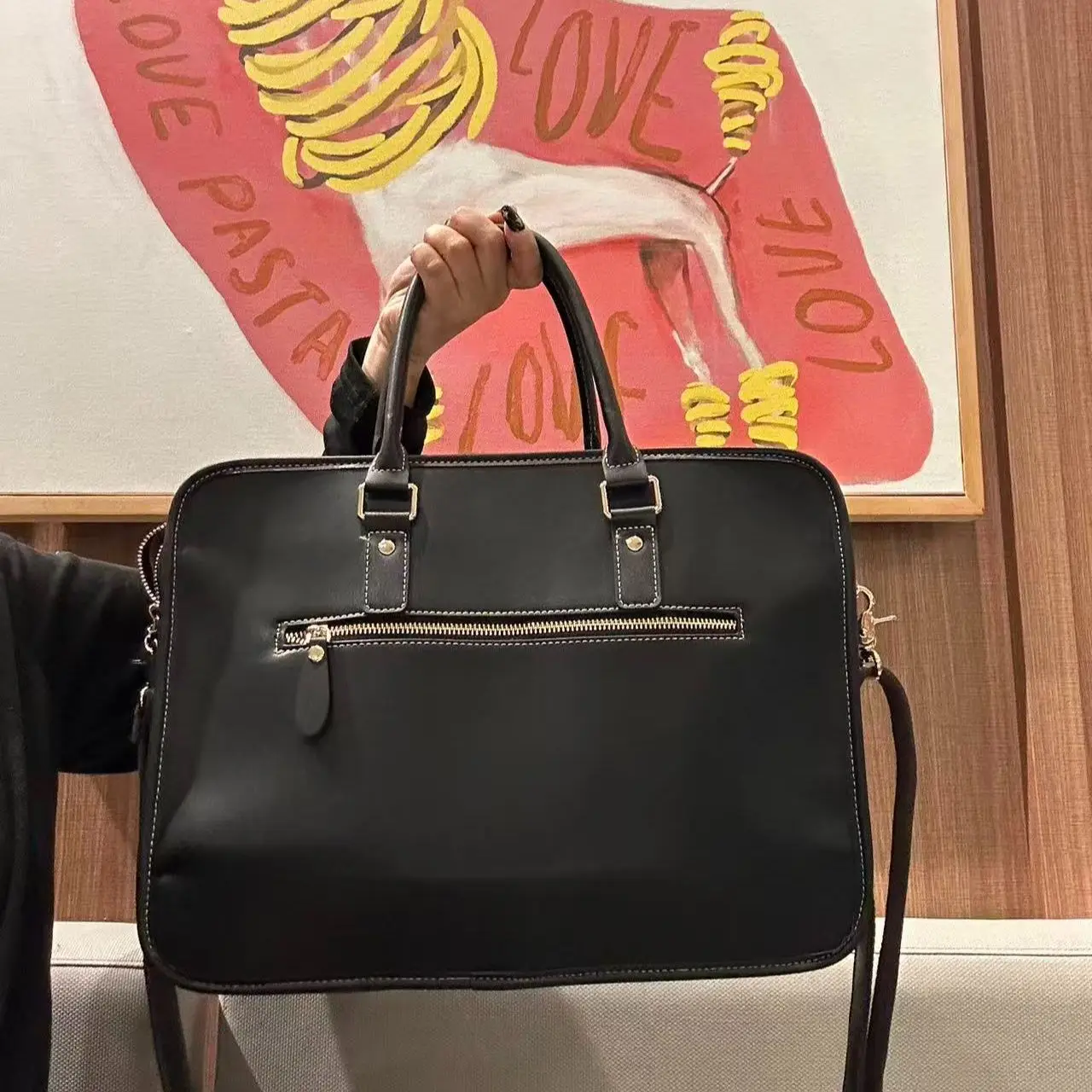 

Large Capacity Men's Business Briefcase for Travel and Office Use Retro-Style Laptop Bag Suitable for 14-inch Laptops