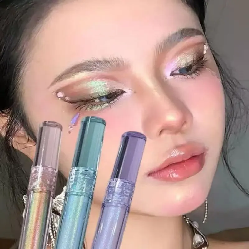 Set da 1/3 pezzi: ombretto camaleonte, finitura nacciata fine per un aspetto naturale, formula facile da sfumare per un look straordinario