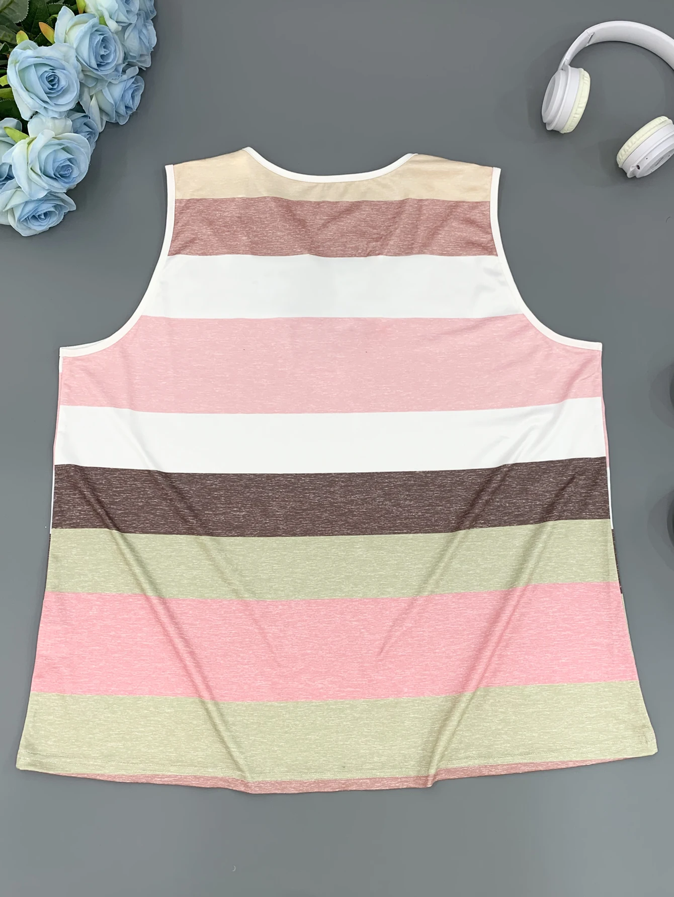 سترة نسائية بمقاسات كبيرة ذات شرائط أفقية بتصميم أنيق وياقة أمامية، مريحة ورقيقة، مناسبة لقضاء عطلة الصيف على الشاطئ