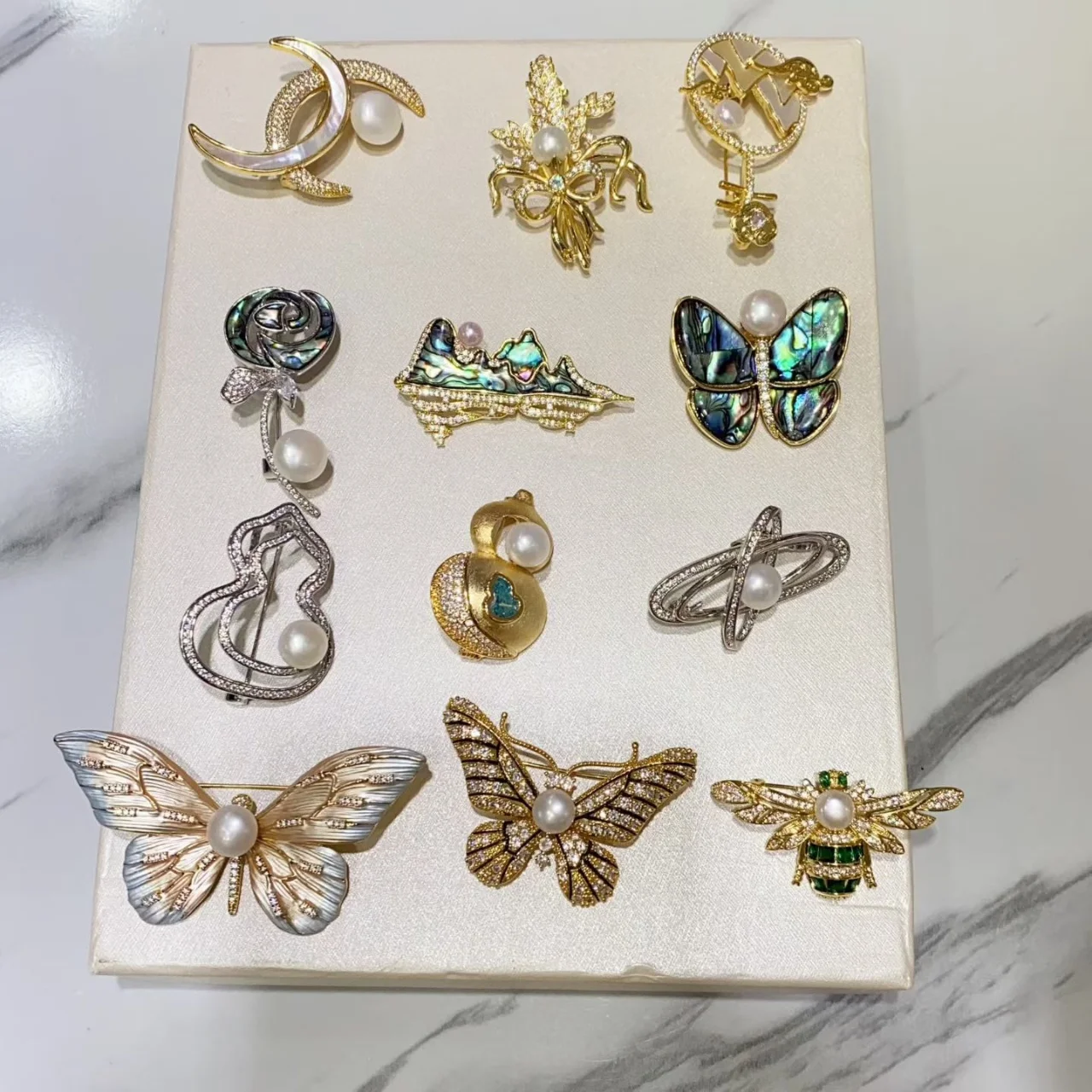 

1pc Random Natural Freshwater Pearl Butterfly Dragonfly Bee Star Brooches Gold Gourd Pin For Cloth Luxury Women Accessories Gift