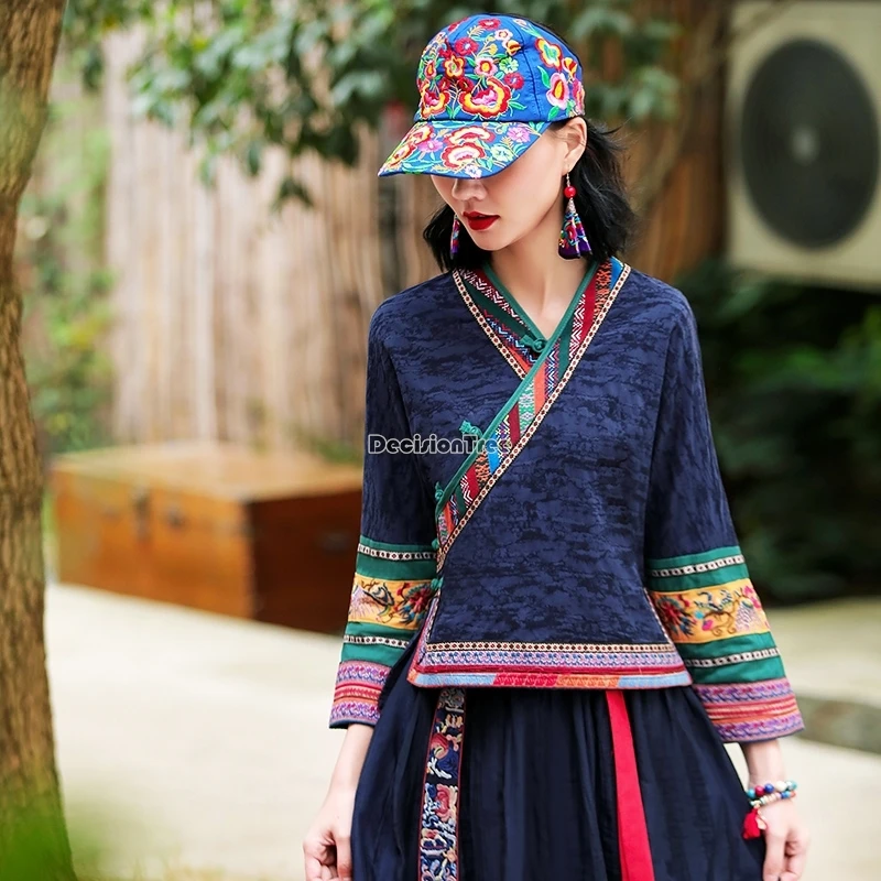 بلوزة هانفو مطرزة للسيدات على الطراز الصيني الجديد لعام 2025 بأكمام طويلة وياقة متقاطعة وتصميم مرقع معطف قصير عتيق t001