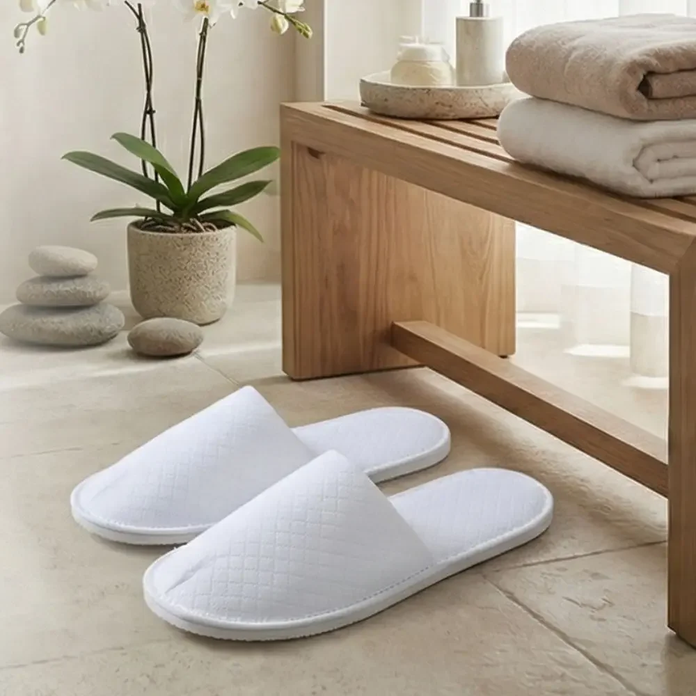 Unisex White Disposable Slippers Non-Slip Closed Toe Slippers Suitable for Family Guests Bathroom Slippers