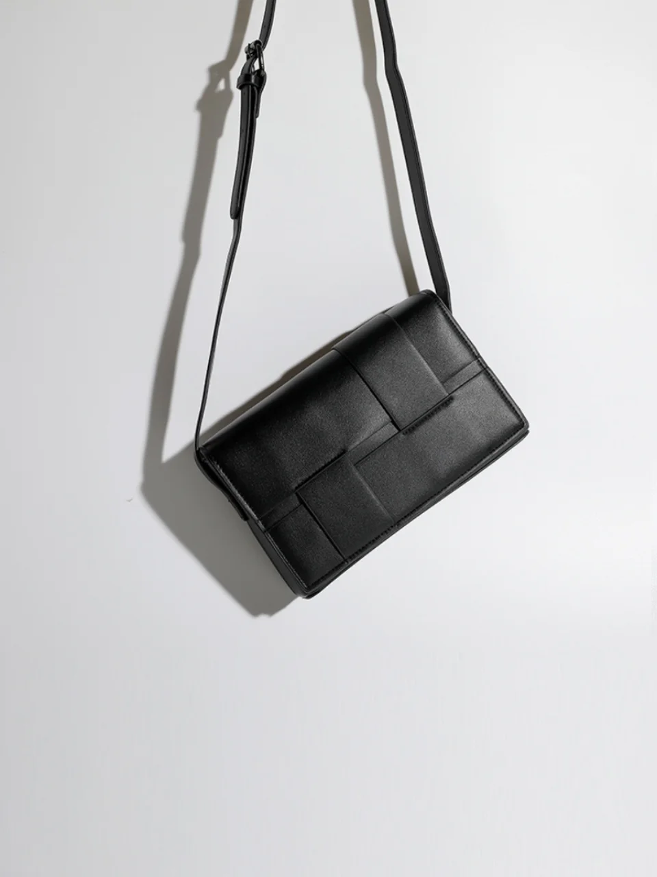 Leather Casual Men's Crossbody Bag Versatile Messenger Bag Fashionable Small Bag Soft Shoulder Strap Magnetic Buckle Closure