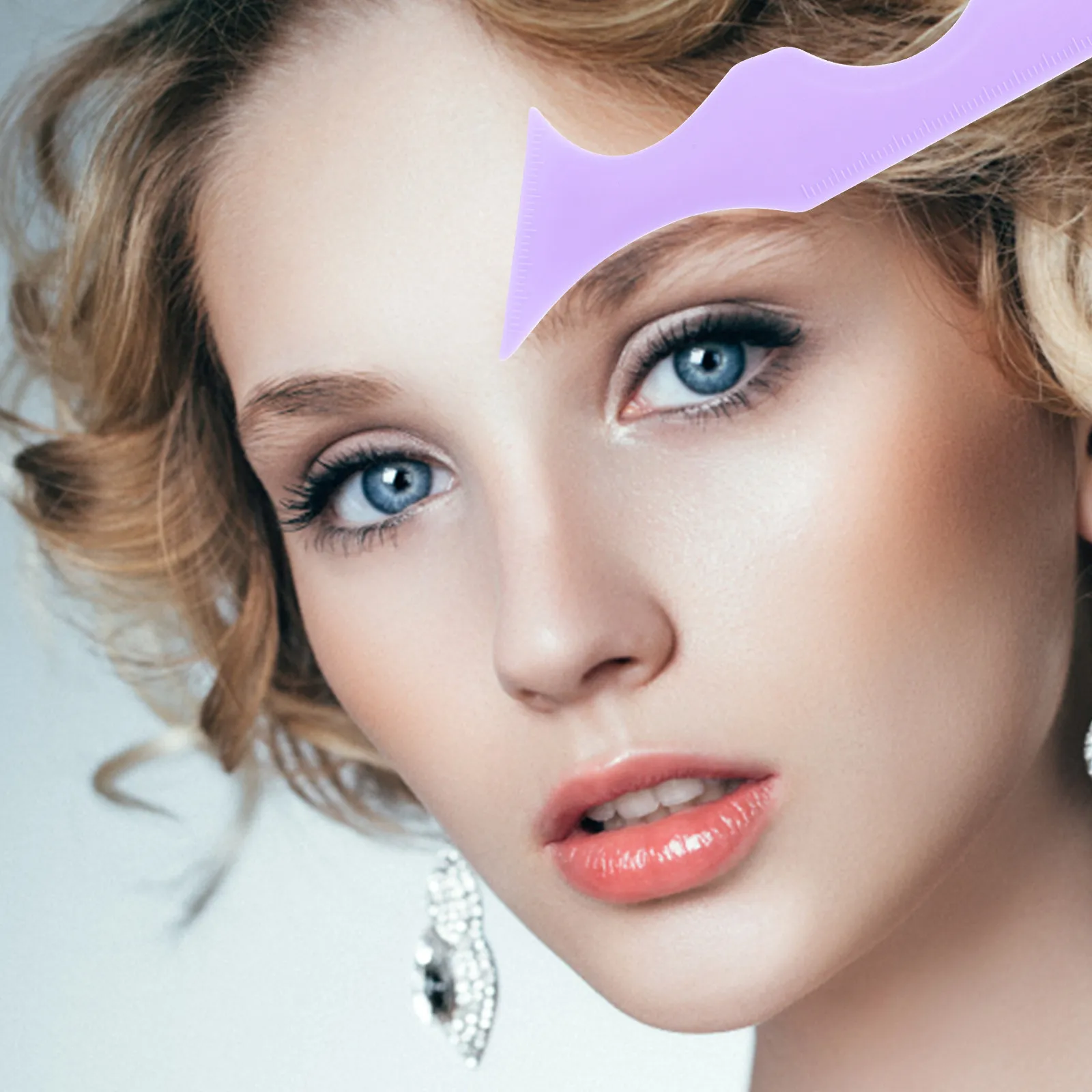 Outil de maquillage en silicone avec poignée ergonomique pour une application stable de l'eye-liner, du mascara et du rouge à lèvres, pochoir multifonction pour une application impeccable