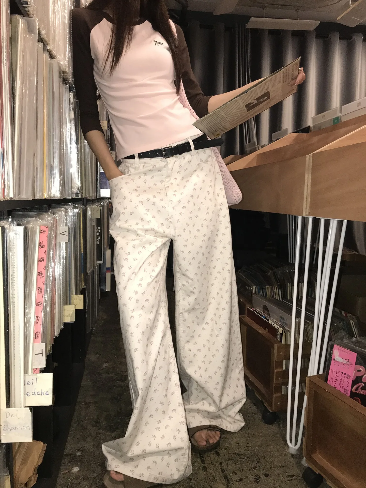 

Новинка весенней коллекции: женские джинсы прямого кроя с цветочным принтом, светло-голубые, из денима, повседневные, комфортные, из смесового хлопка, на молнии