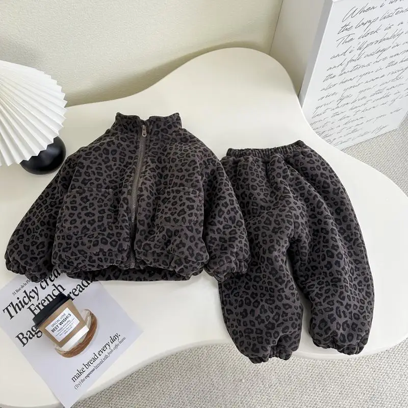New winter collection: fashionable and trendy leopard-print fleece-lined and thickened two-piece set for boys and girls, keeping