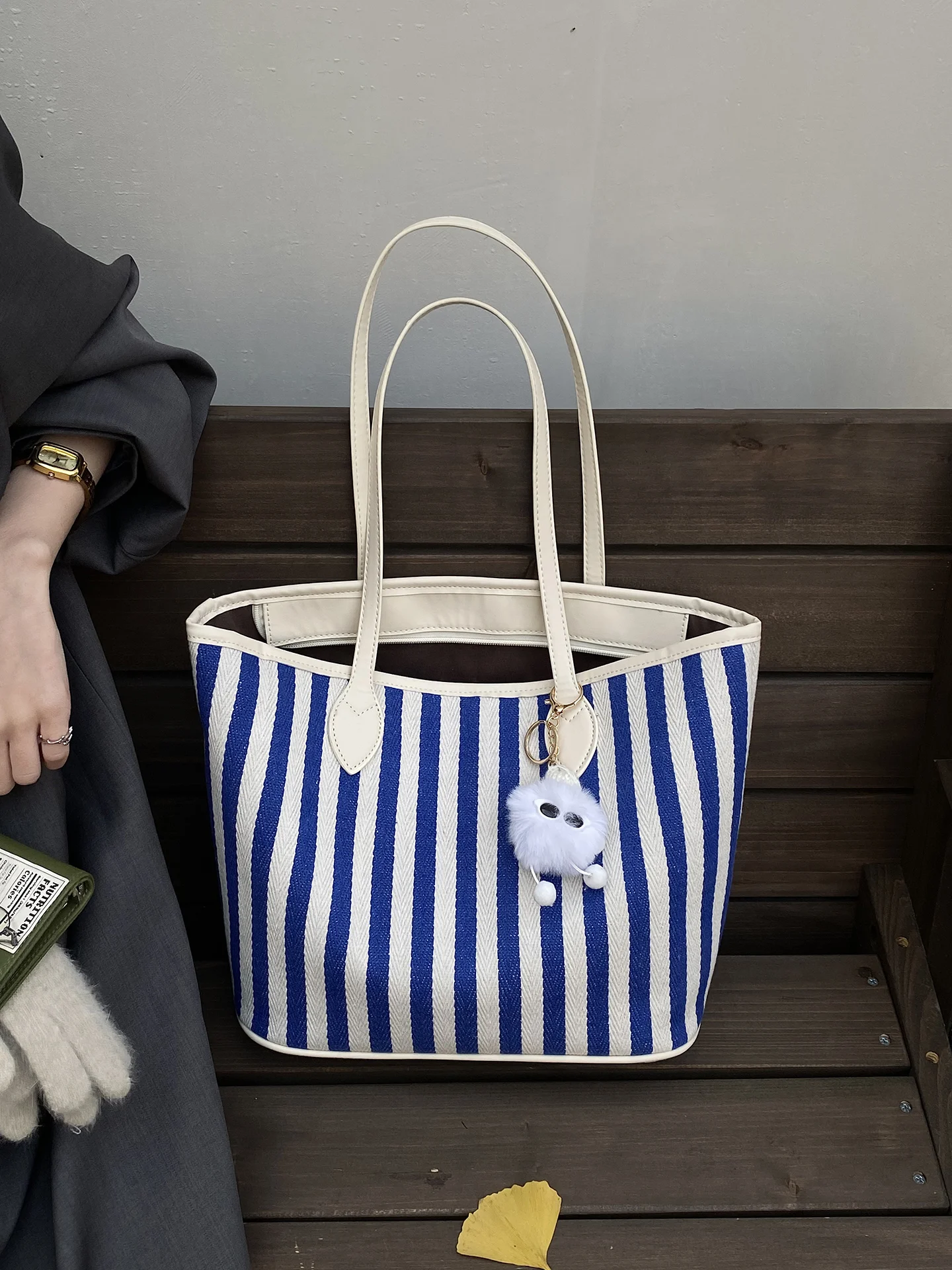 

Casual Striped Women's Tote Bag Large Capacity Shoulder Bag for Commuting And Class Fashionable Winter New Arrival