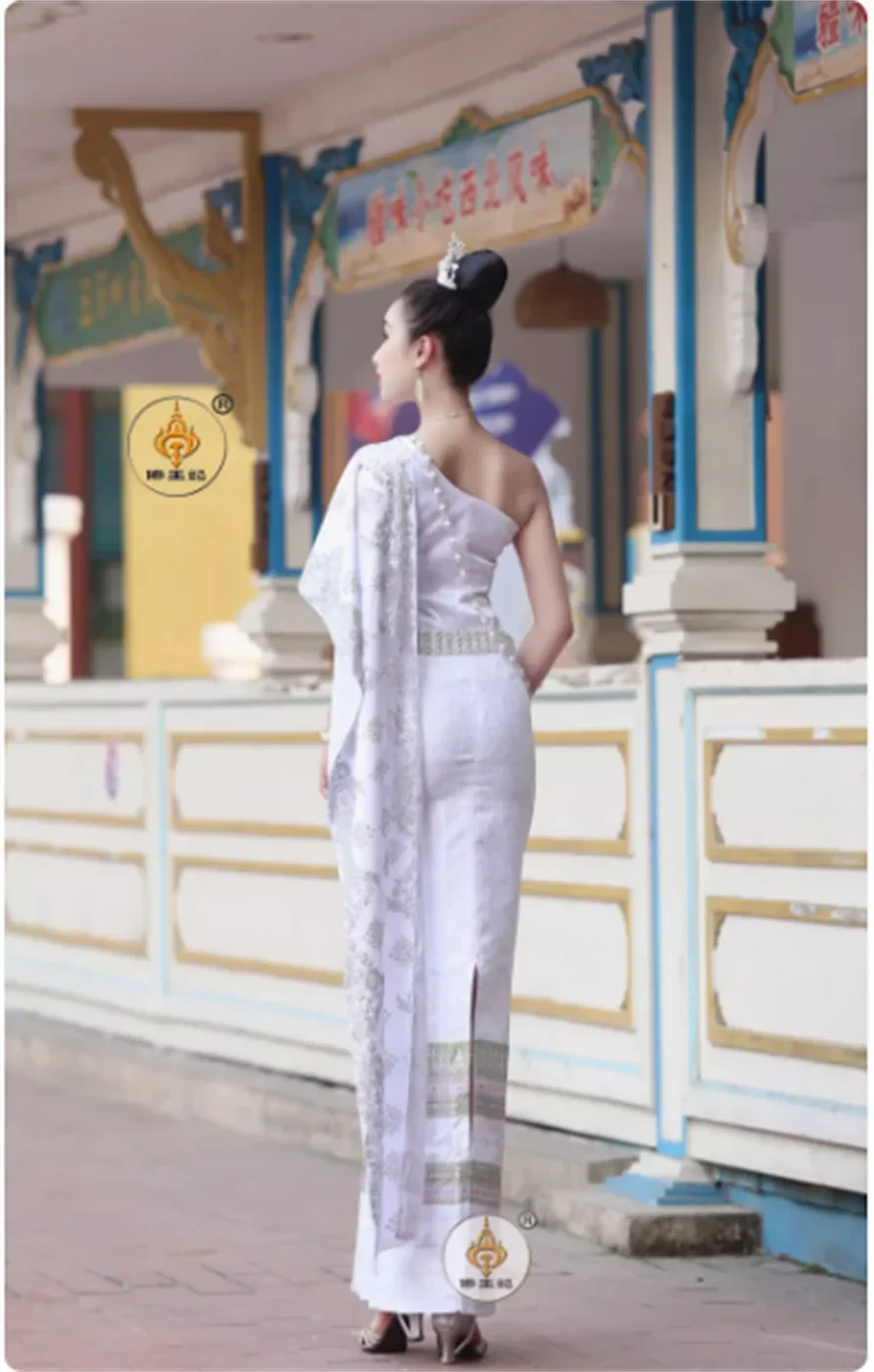 Tradycyjne tajskie ubrania damskie, inkrustowane złotą folią i drapowane gaza