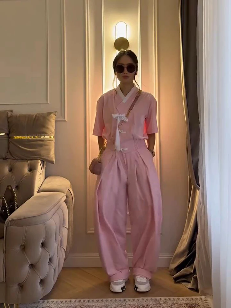 Damen-Hosenanzüge, 2-teilig, V-Ausschnitt, Kurzarm, seitliche Knopfleiste, Schnürung, geraffte Mäntel, plissierte Hosen, schicke Damen-Outfits mit Paneelen – Detail 1