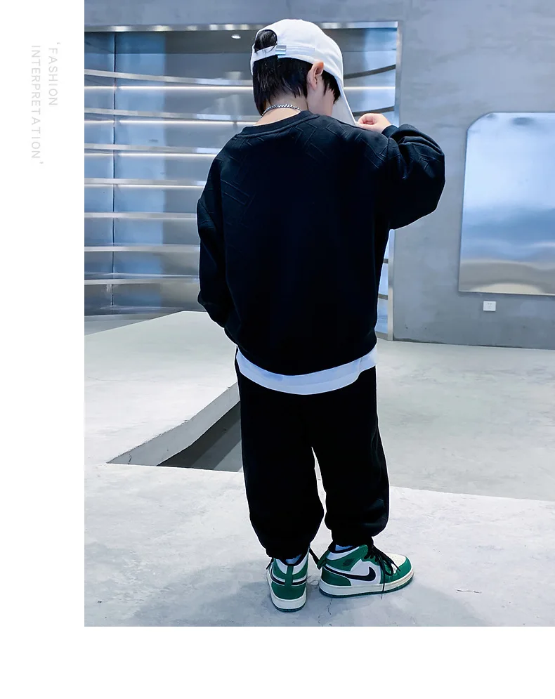 طقم سويت شيرت رياضي للخريف للأولاد 2025 نمط جديد ملابس أطفال للشارع ملابس فضفاضة ورائعة للربيع والخريف للأولاد