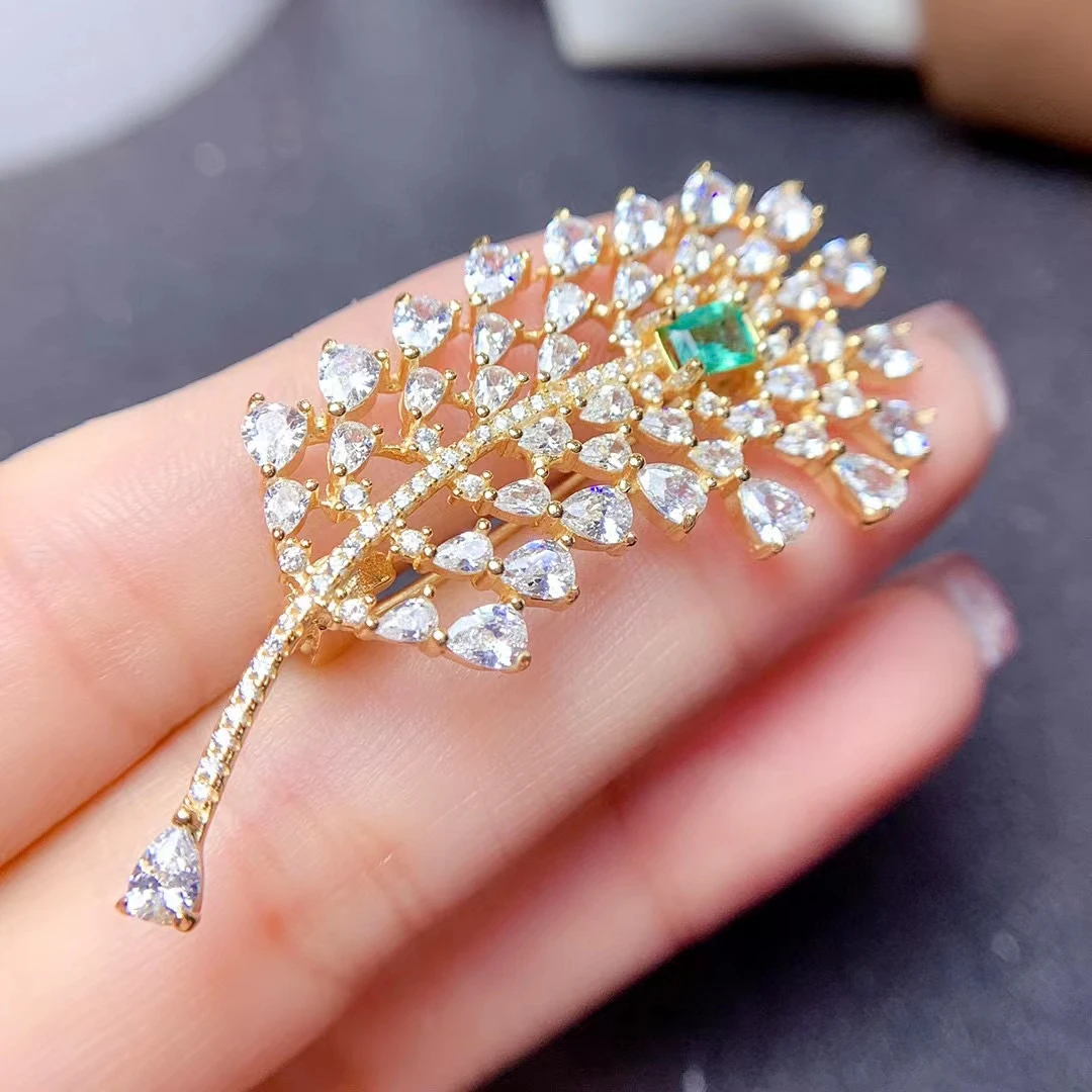 

Classic 925 Silver Feather Brooch for Party 0.5ct 4mm*6mm Natural Emerald Brooch 3 Layers 18K Gold Plating No Fading