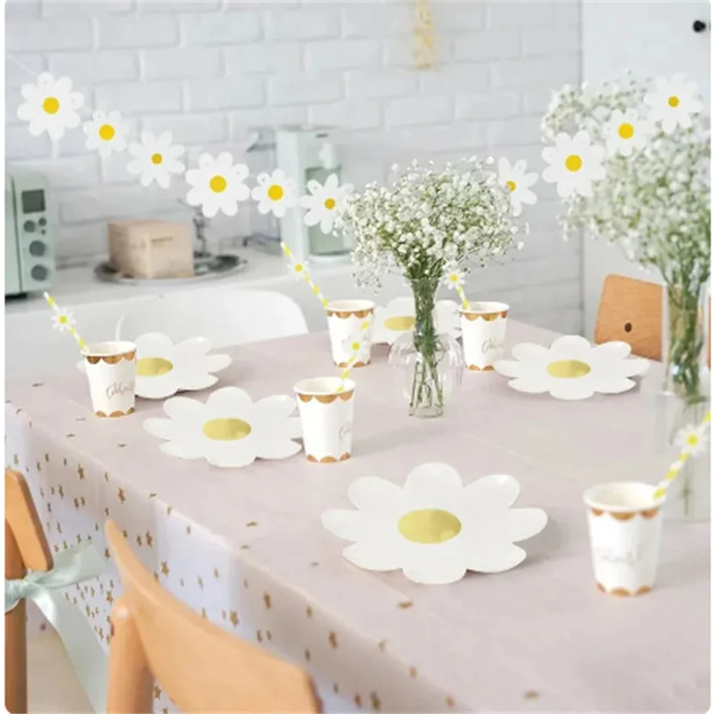 10Pcs 7 Inches Daisy Picnic Tableware Disposable Plate Flower Dinner Plate Cake Tray for Kids Birthday Baby Shower Party Decor