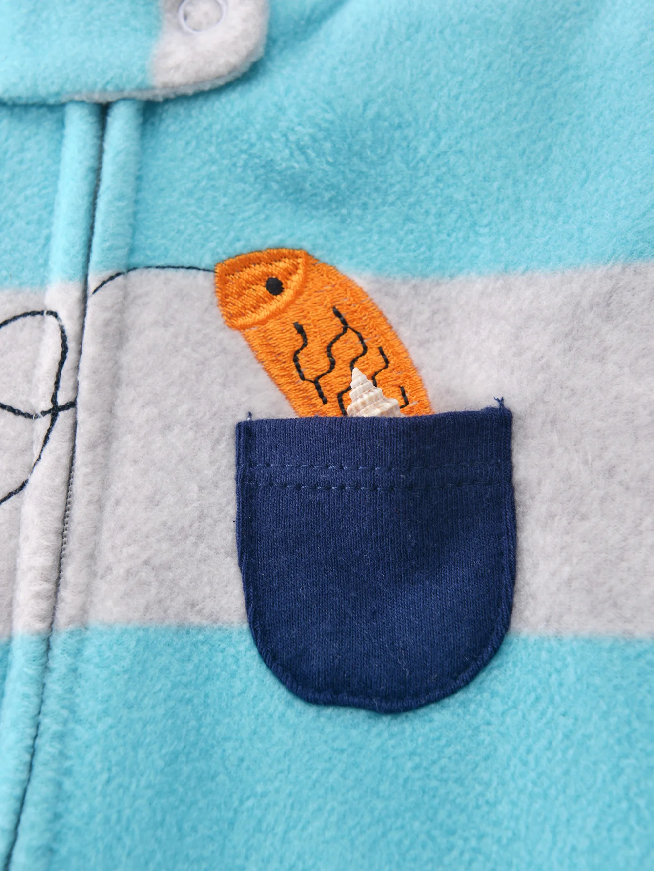 Baby-Strampler für Jungen aus Polar-Fleece mit Füßlingen, gestreift, mit Cartoon-Motiv, süßer Tierstickerei, Reißverschluss, für Herbst und Winter, warme Babykleidung, 3–9 Monate. – Detail 13