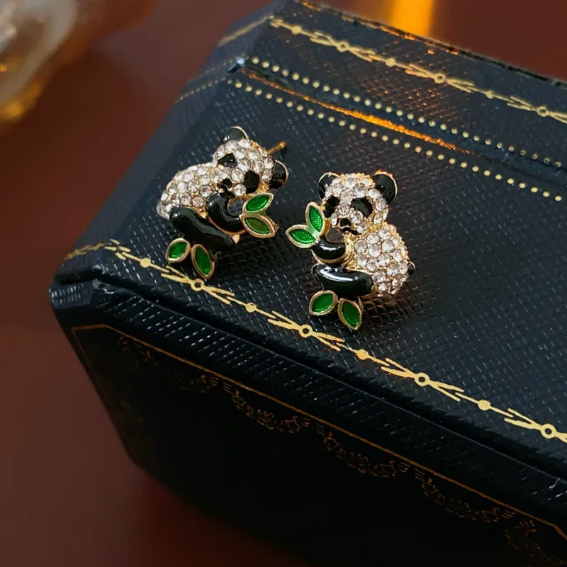 قطرة النفط الباندا قرط الاذن المرصع للنساء حجر الراين لطيف أقراط كوريا موضة حلوة عالية الجودة 2025 مجوهرات هدايا عيد الميلاد