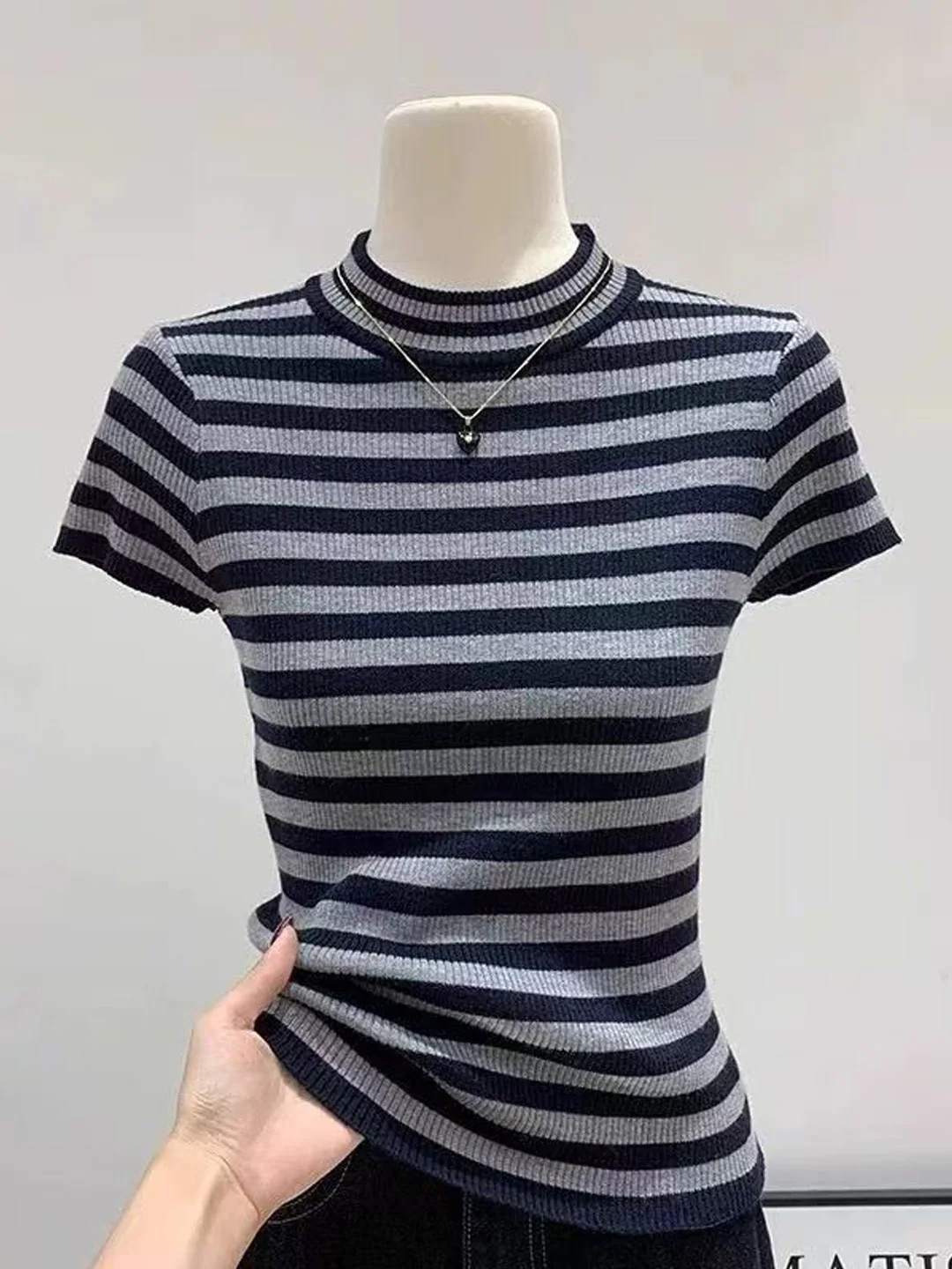 

Color Blo Stripe round Ne Women's T-irt American Retro Versatile Anti-Aging Design Slimming oulder Casual Match All