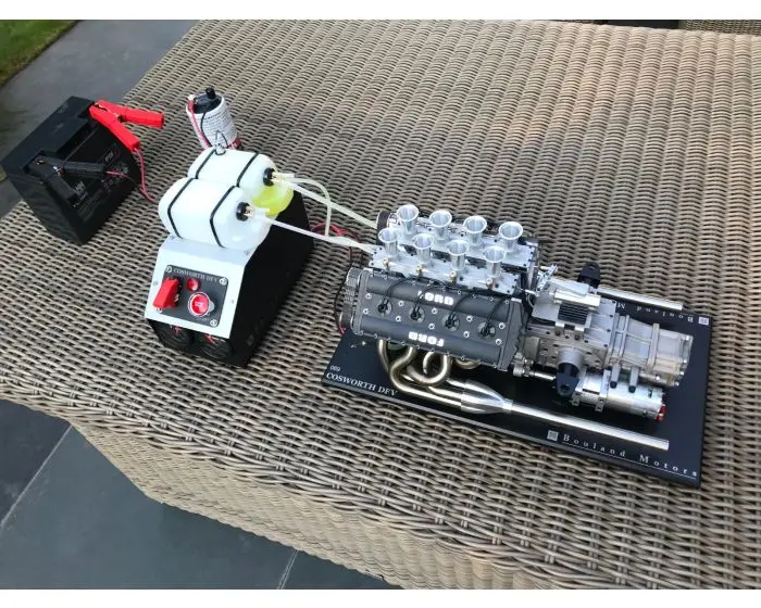 V8 Engine Model 1/3 Ratio Overhead Quad Cam V8 Engine DIY Desktop  Collectible Hobby Gift for Enthusiasts