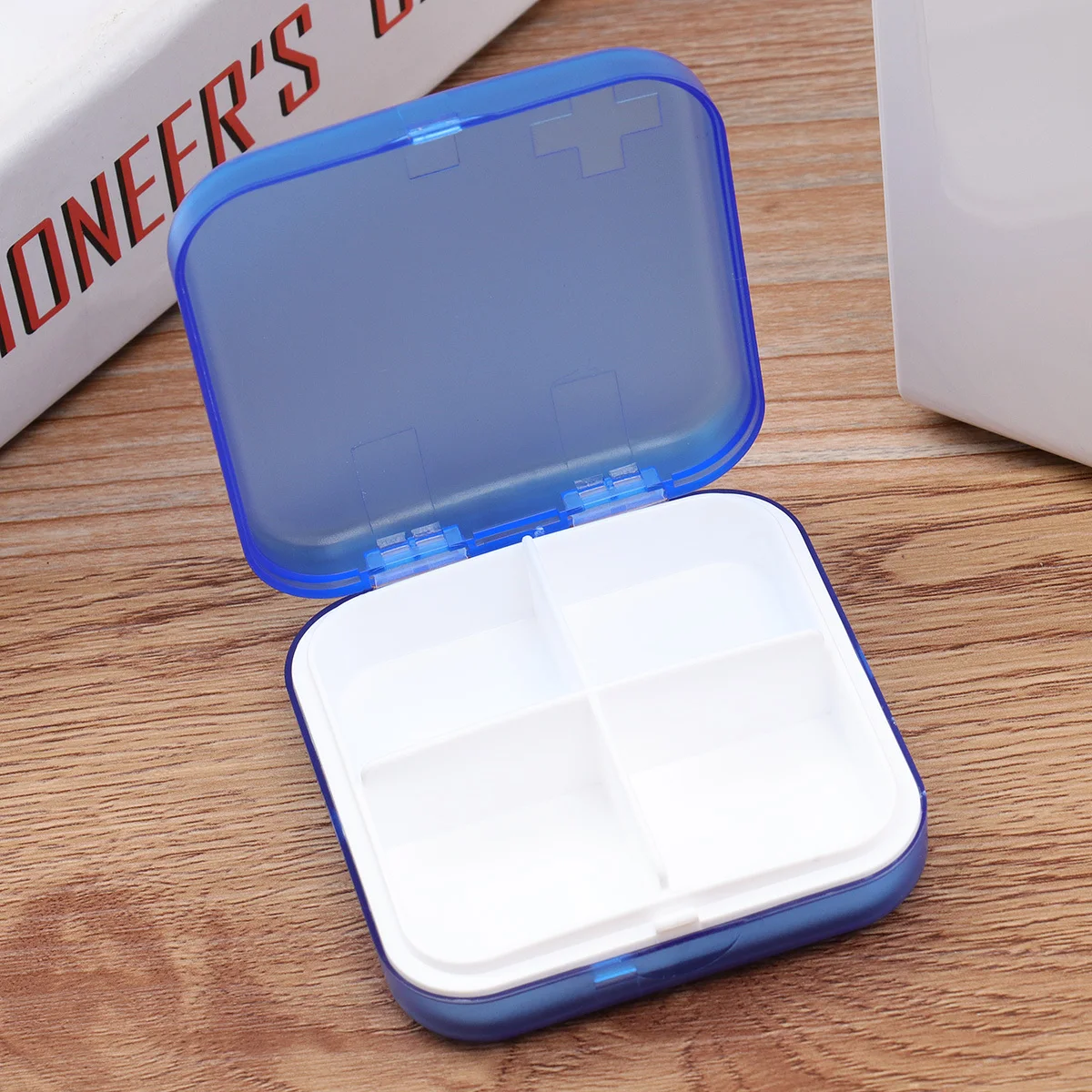 1 Zestaw Przenośny Pojemnik na Leki Podróżny 7 Warstw 28 Przegródek Organizer na Tabletki Różowy Codzienny Schowek na Leki