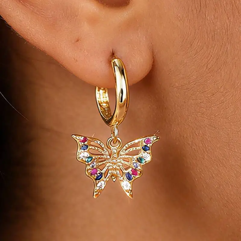 Huitan Fancy Goldfarbene Damen-Ohrringe in Schmetterlingsform mit eingelegten bunten, glänzenden CZ-Steinen, trendiges Accessoire, Schmuck für Party und Alltag