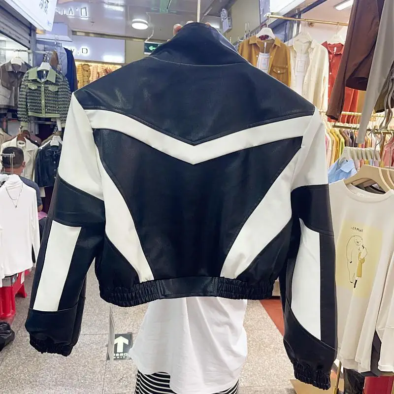 Otoño nueva calle motocicleta abrigo atractivo mujer blanco y negro empalmado bordado abrigo de cuero chaqueta de cuero