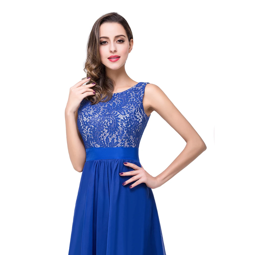 エレガントなロングイブニングドレスレイヤー、床の長さ、花柄のレース、チュールのスクープネックライン、フォーマルなシーン