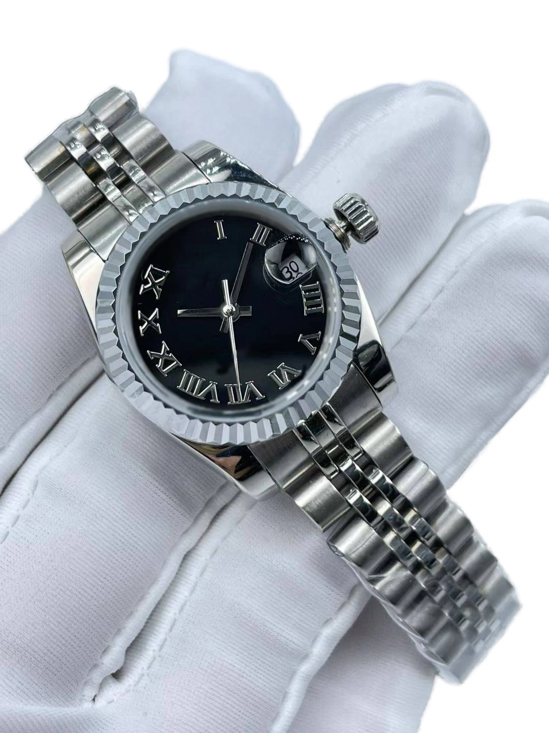 Elegancki zegarek damski 26mm wysadzany diamentami z mechanicznym ruchem, oknem kalendarza i bransoletką z stal ocynkowana w kolorze różowego złota