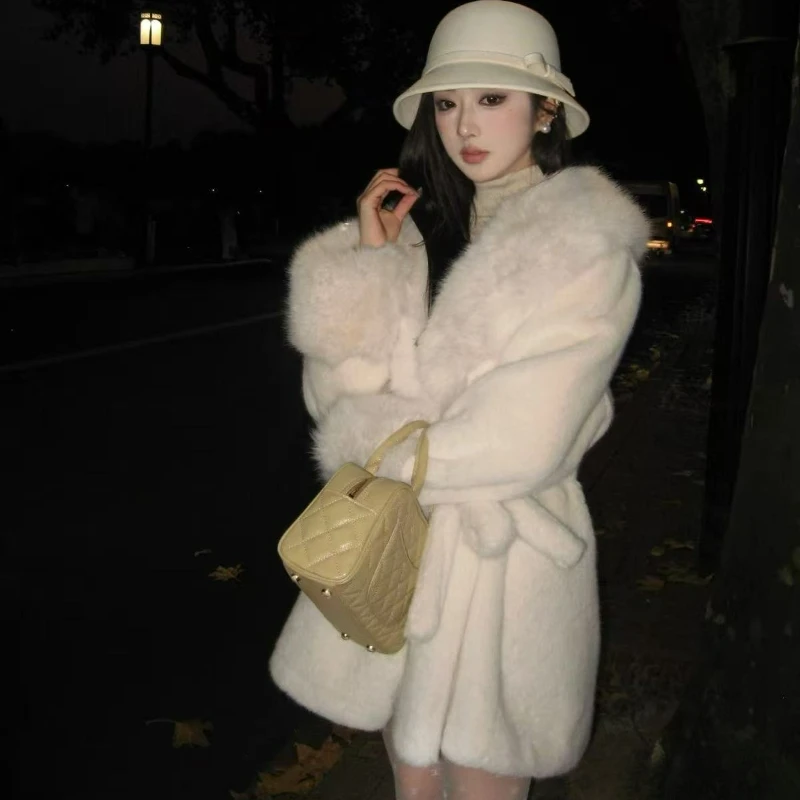 Prendas de abrigo cálidas de longitud media con cuello en V y cintura de visón dorado, chaqueta de piel con estampado de leopardo de color sólido a la moda, invierno 2026