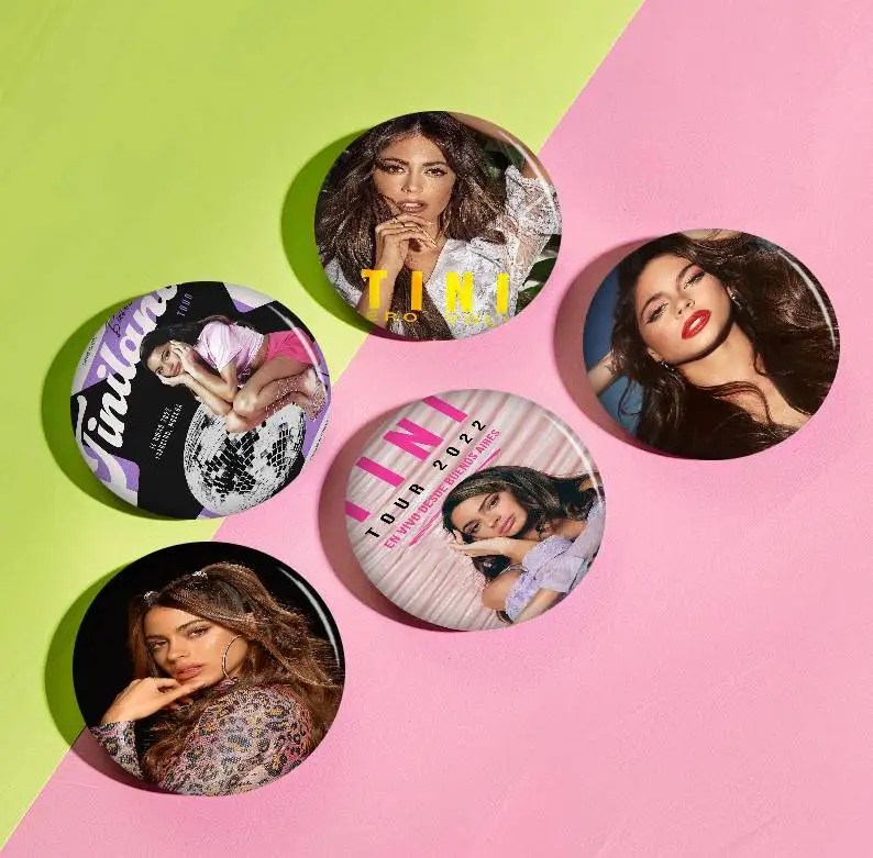 المغني تيني ستوسل 58 مللي متر اليدوية بروش الكرتون تأثيري شارة على ظهره مجوهرات اكسسوارات هدايا #4