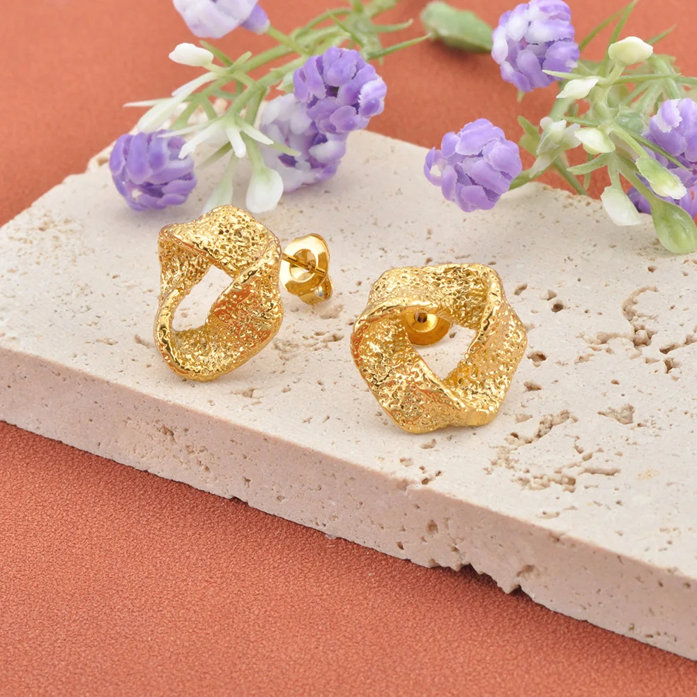 Lokaer Einfache, kreative, dreieckige, mattierte Ohrringe aus Edelstahl für Damen, 18 Karat vergoldet, modischer, eleganter Schmuck E26027