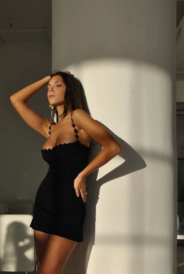 Faionable Low Cut Daisy Chain Trimmed Strapl Bodycon  Dr Street Sle High Waist ort Skirt H pe Silhouette