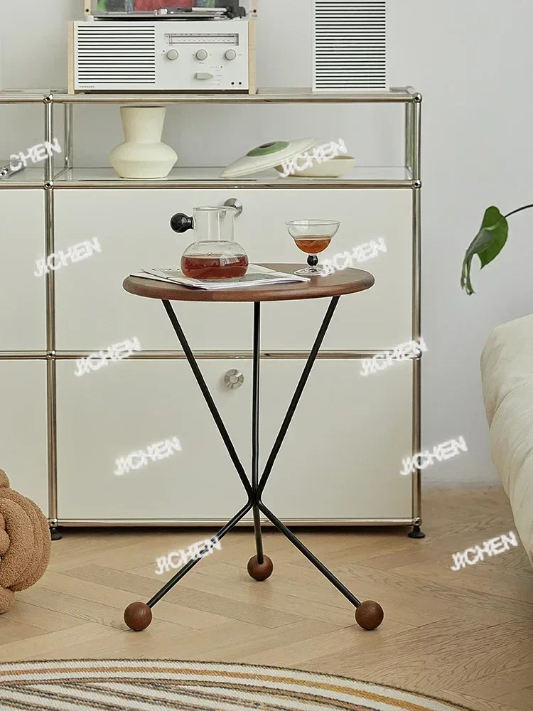 

Журнальный столик из цельного дерева, небольшой блок, балкон, небольшой круглый стол, светильник, роскошный минималистский светильник