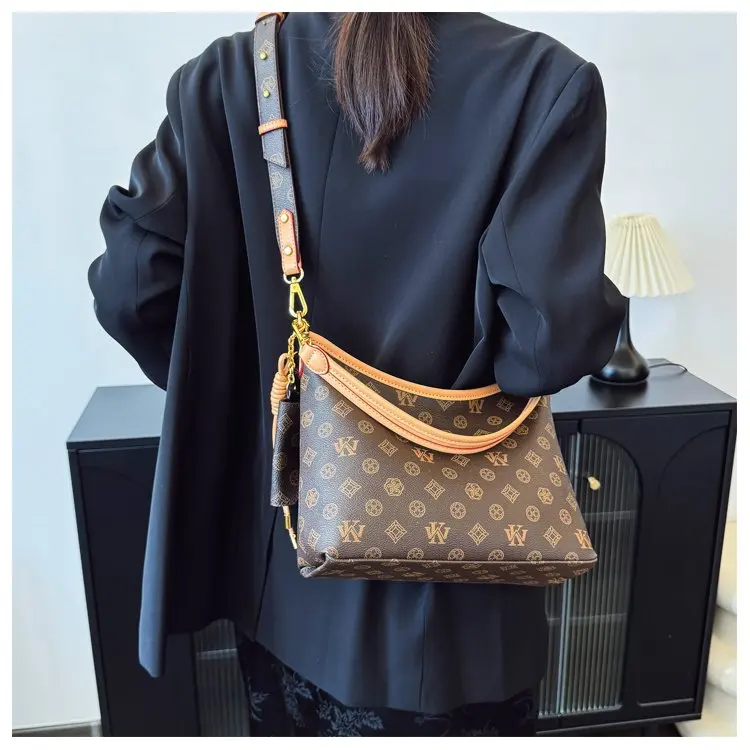 

Minimalist Luxury Large Capacity Diaper Bags For Ladies Elegant Designer Shoulder Bag Simple Commuter Bag Fashionable Leather