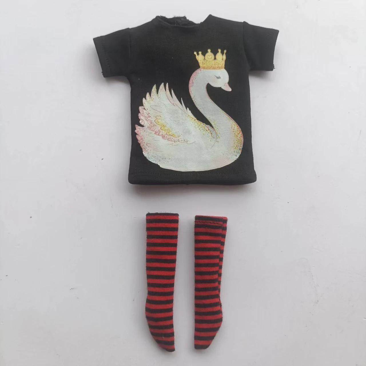 Handgefertigte OB24 1/6 Puppenkleidung, Cartoon-Print Kurzarm-T-Shirt + gestreifte Socken, kann als Zubehör für 1/6 Puppen verwendet werden. – Detail 3