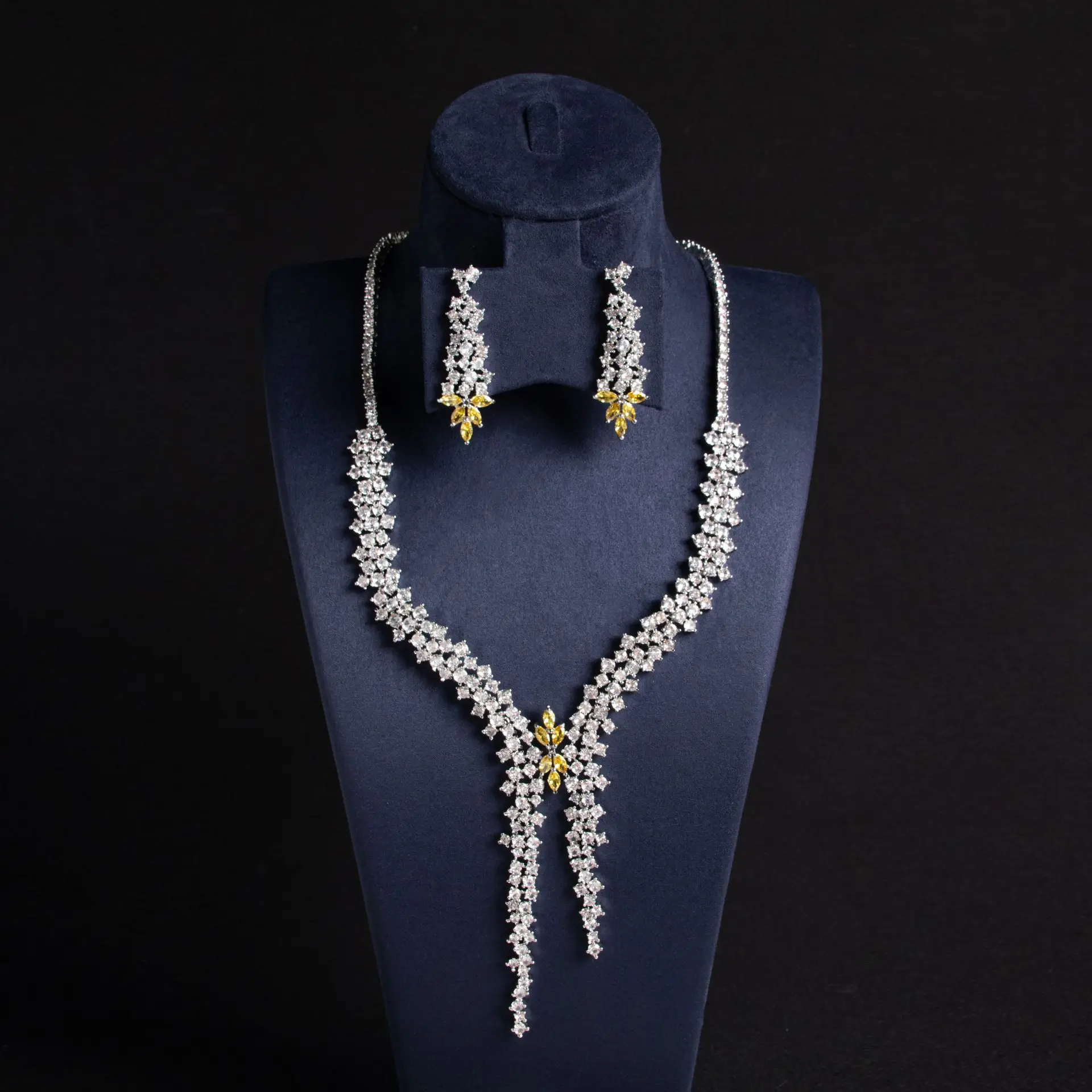 

Women's Fashion Exaggerated Zircon Necklace Earrings 2025