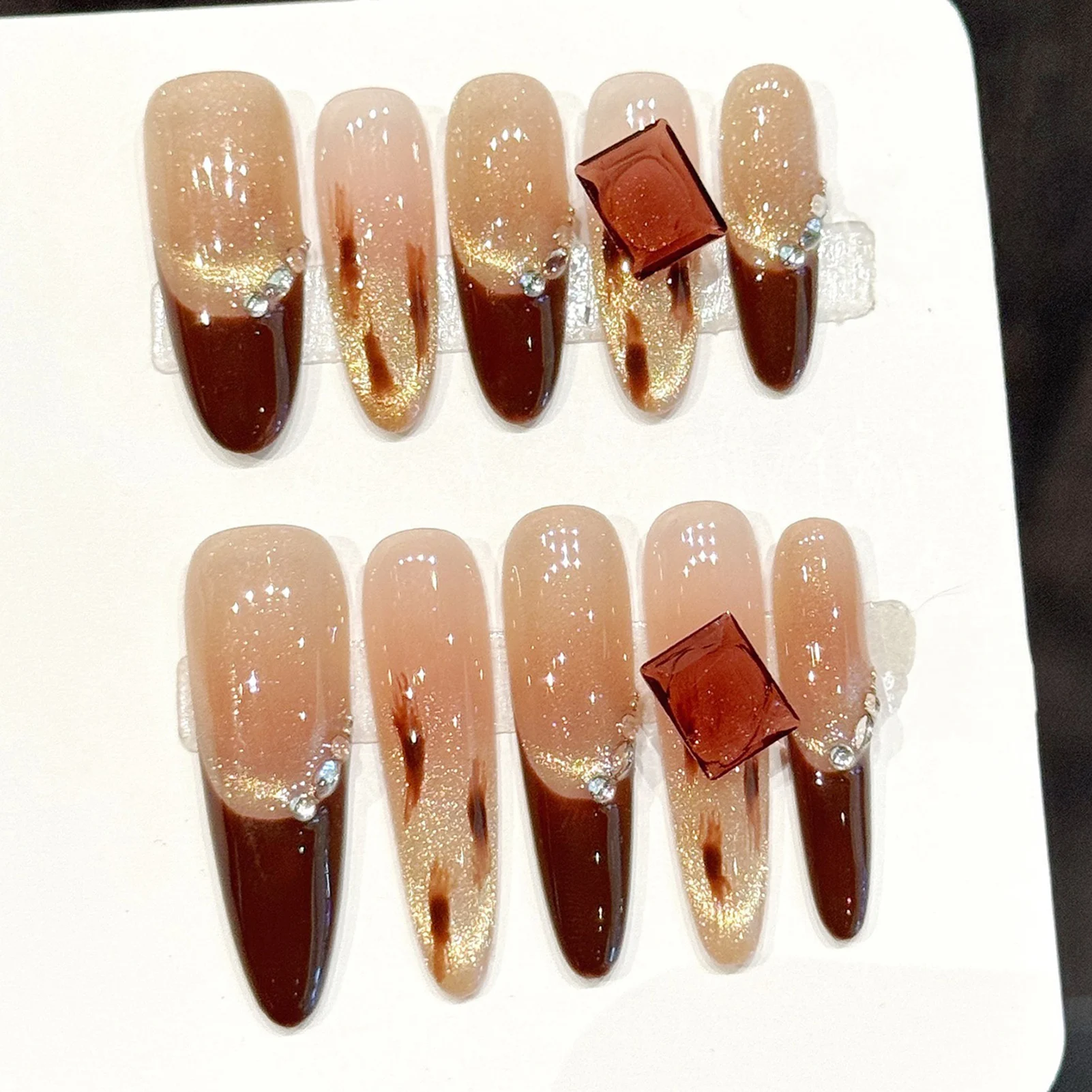 10 pièces marron Style français faux ongles faits à la main brillant or oeil de chat longue amande faux ongles brillant diamant décor presse sur ongles