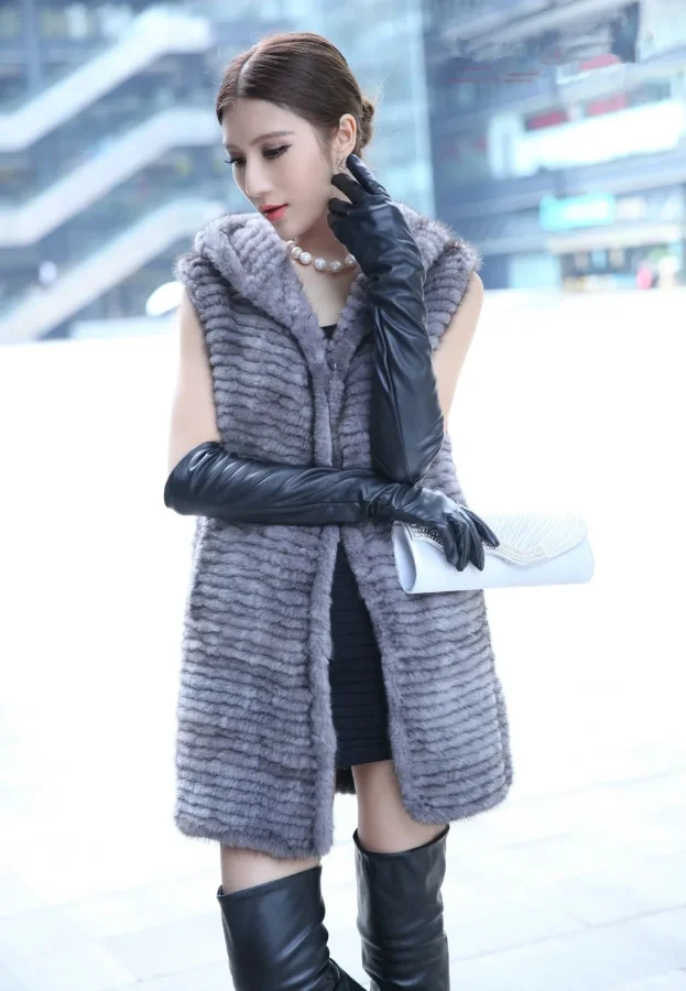 

Зимний женский меховой жилет из натурального меха норки, вязаный, теплый, с капюшоном и поясом, длина 80 см, серо-черный, осенний жилет