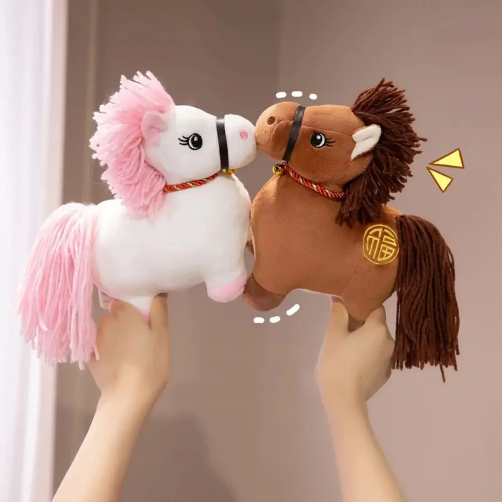 ตุ๊กตาม้าปีมะโรง ปี 2026 ลายพิมพ์ตัวอักษร ตุ๊กตาม้าขนนุ่มเหมือนจริง ของตกแต่ง ตุ๊กตาสัตว์ม้าโพนี่นุ่มนิ่ม ของเล่นตกแต่งรถยนต์