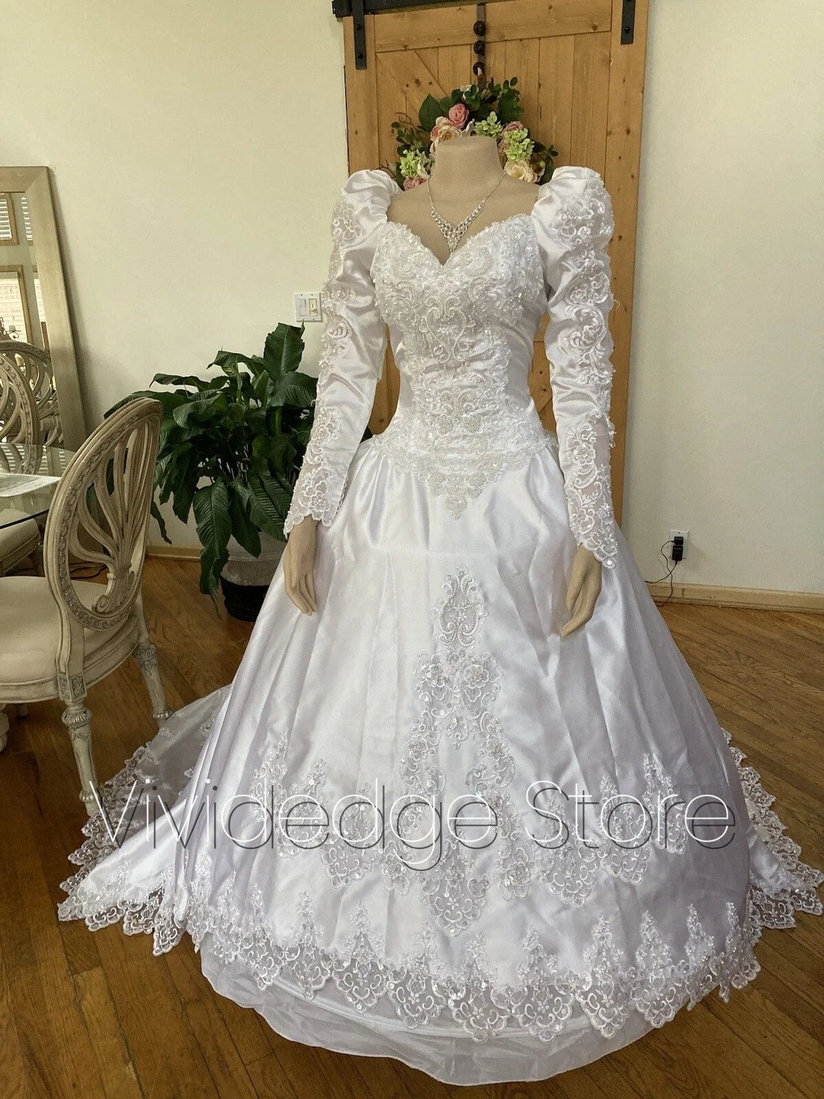 Maßgeschneiderte weiße Vintage-Luxus-Brautkleider im viktorianischen Renaissance-Stil mit Rüschen, langärmliges Design, mittelalterliches Bri
