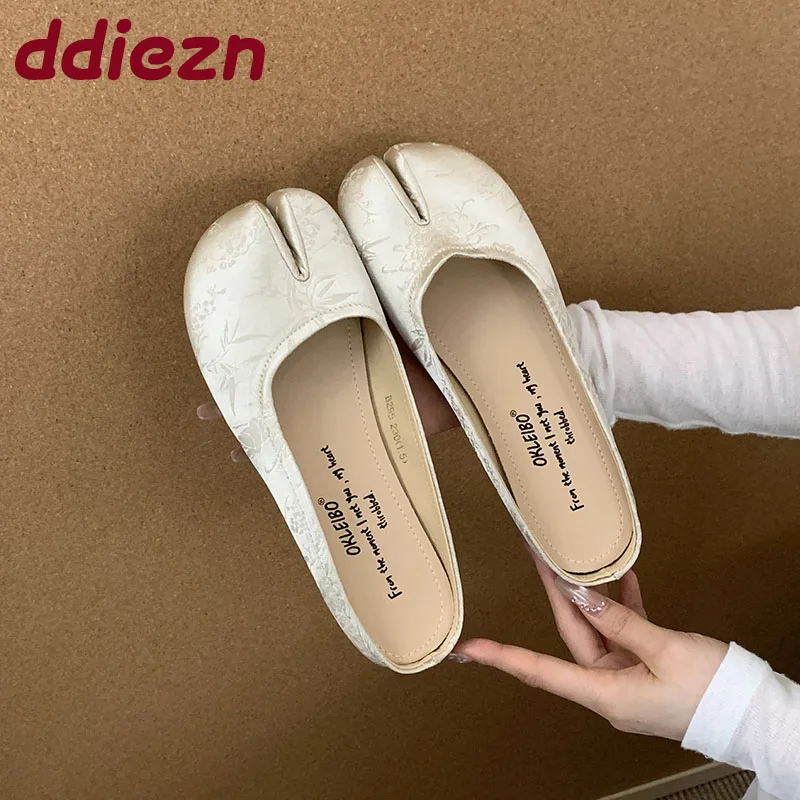 

Модные шелковые женские тапочки на плоской подошве с странным носком, сандалии, женская обувь на плоской подошве, тапочки на плоской подошве, женские туфли-лодочки