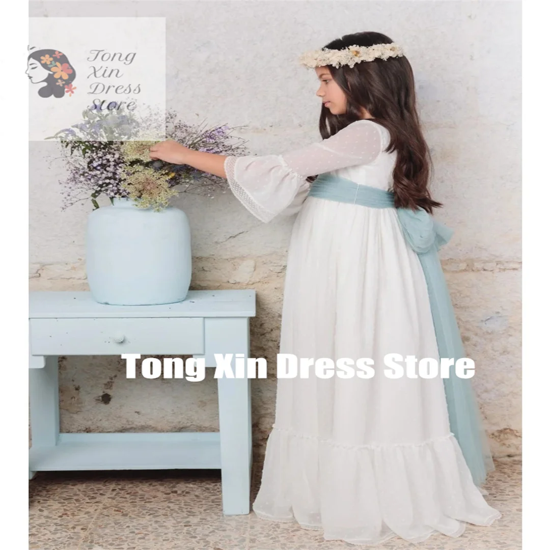 Vestidos de niña de flores personalizados falda de punto ondulado de tul blanco con cinta azul manga 3/4 para vestidos de banquete de fiesta de cumpleaños de boda